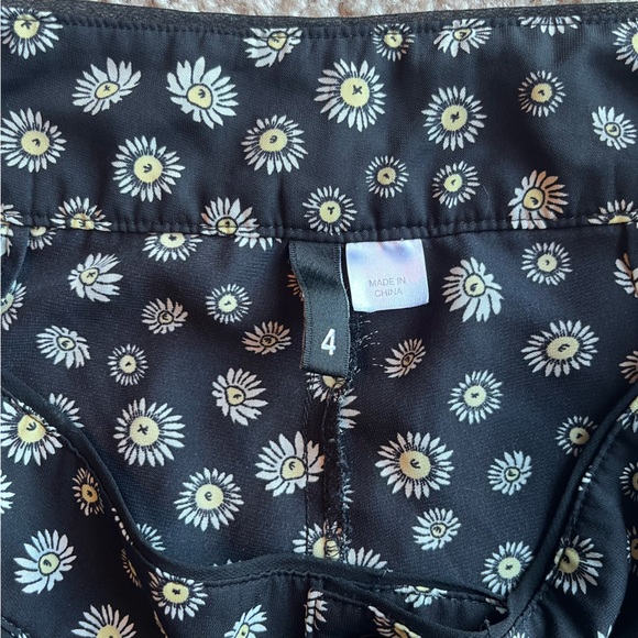 H&M floral shorts 🌻 size 4 - Picture 3 of 5